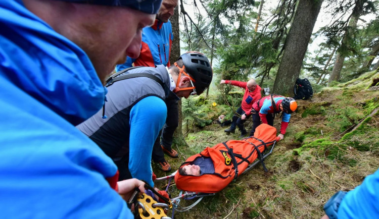 S rostoucí oblibou hor vzrůstá i počet výjezdů horské služby. Pomoc potřebují turisté pěší i na kolech