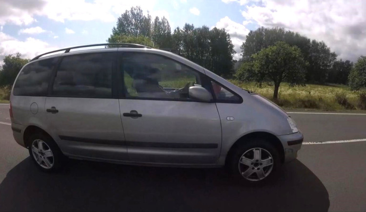 VIDEO: Způsobil dvě dopravní nehody, pak vyskočil z auta a utekl. Policisté pátrají po neznámém řidiči