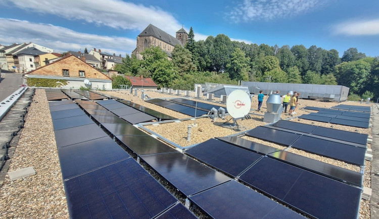 Turnov investuje do energetické soběstačnosti. Na dvou městských budovách zřídil fotovoltaické elektrárny