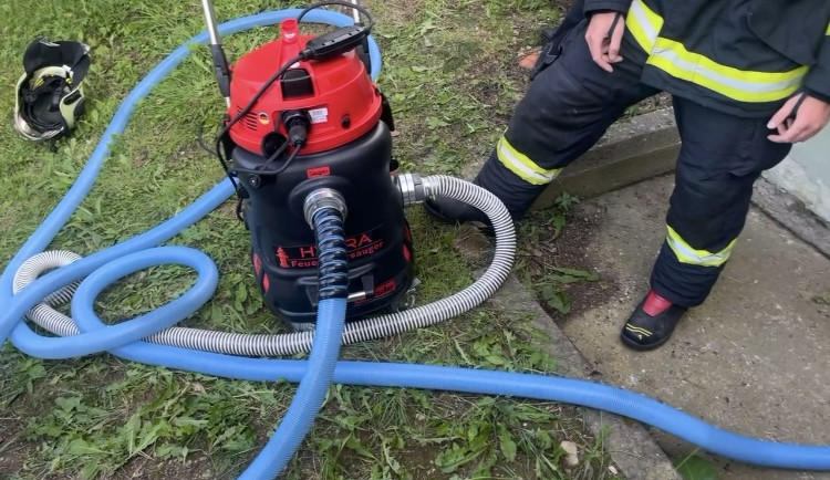Nový vodní vysavač vyzkoušeli frýdlantští hasiči v ostrém provozu. Pomohl po prudkých bouřkách v minulém týdnu