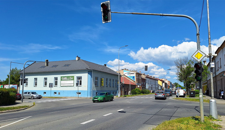 Oprava Chválkovické ulice v Olomouci se rozbíhá. Uzavírku vytíženého tahu využije pro práce i město