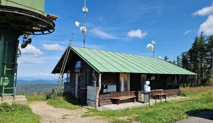 Cykloturisté mohou na Šumavě zdarma využít nová dobíjecí místa na elektrokola