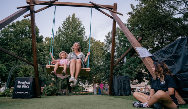Festival na ulici nabídl rekordní počet scén a přes 140 kapel, lidi uchvátila i obří houpačka