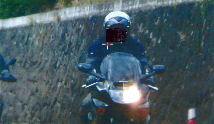 Držkovem se na motorce řítil rychlostí 105 kilometrů v hodině. Narazil ale na policejní kontrolu a přišel o řidičák