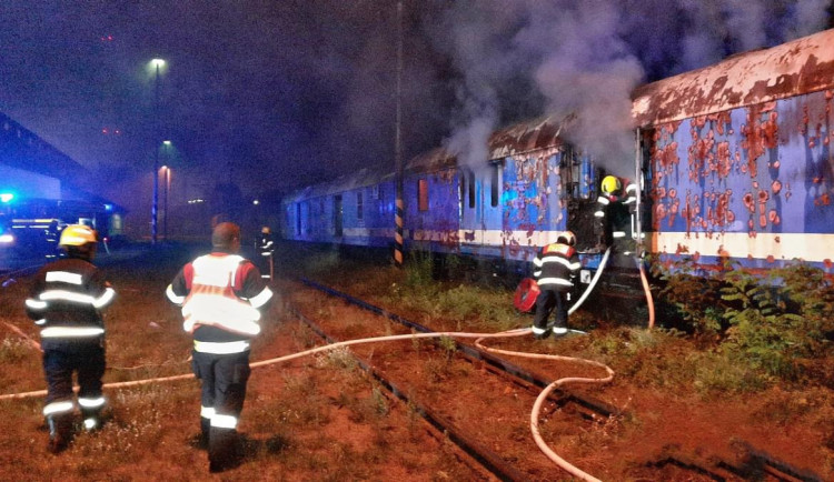 Hasiči likvidovali v železničním depu požár odstaveného vagonu. Plameny ho zcela zničily