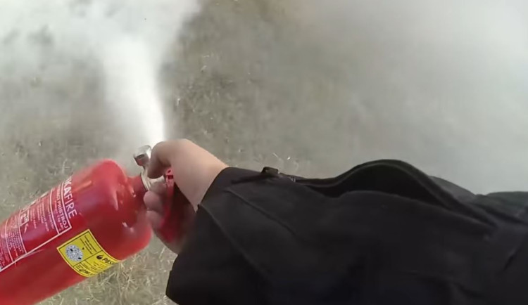 VIDEO: Starší ženě se vymklo pálení plevele, následný požár zkrotili policisté hasičákem i kýbly s vodou