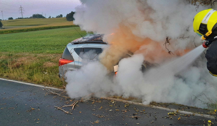 Osobák vylétl ze silnice, narazil do stromu a začal hořet, řidič skončil v nemocnici