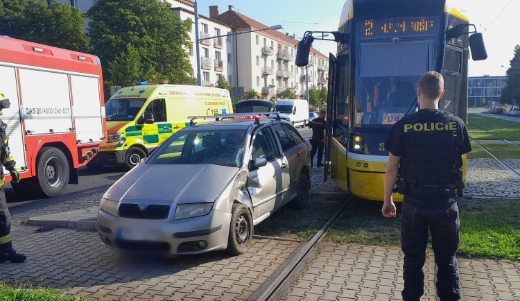 Řidič osobního auta bez platné technické prohlídky zkřížil cestu tramvaji, tři lidi odvezli do nemocnice