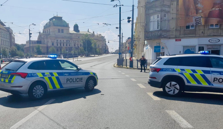 Kvůli podezřelému kufru u synagogy uzavřeli policisté sady Pětatřicátníků