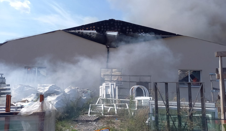 VIDEO: Hasiči bojují s požárem v areálu zemědělské společnosti, škody půjdou do milionů
