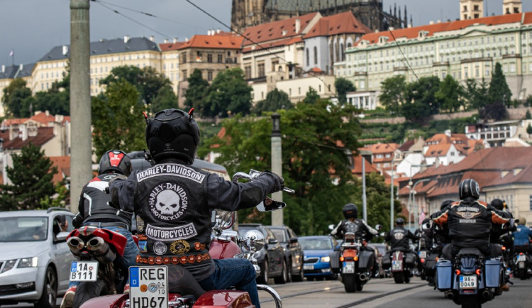 Prahou projedou stovky motorkářů. Tradiční Spanilá jízda se koná v rámci Prague Harley days