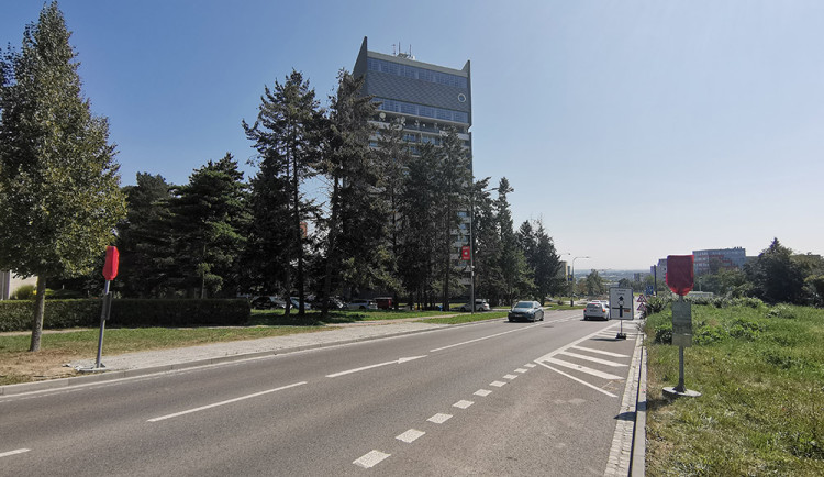 Přesun zastávek a konec uzavírky rušné spojnice. Na Nové Ulici v Olomouci pokročila modernizace křižovatek