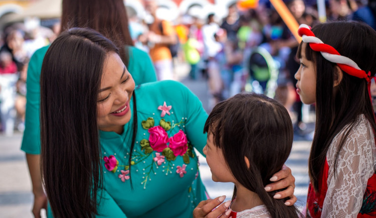 Festival národnostních menšin láká před libereckou radnici na ukázku cizích kultur i ochutnávku specialit