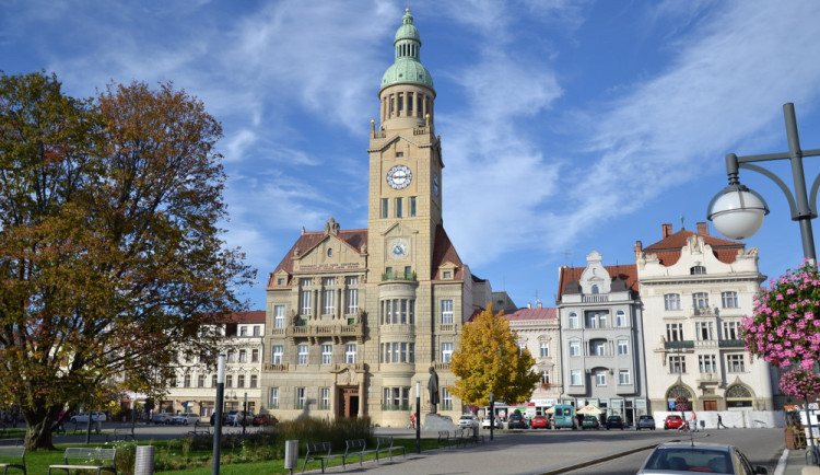 Žena z Prostějova, která opěvuje okupaci z roku 1968, jde za kritiku vlády k přestupkové komisi