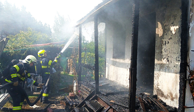 Hasiči likvidovali požár v chatové oblasti. Plameny způsobily škodu za 1,2 milionu, chatař utrpěl zranění