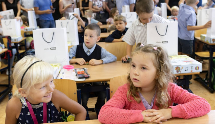 Do škol nastoupilo více prvňáčků než loni, podíl na tom mají silné ročníky i uprchlíci z Ukrajiny