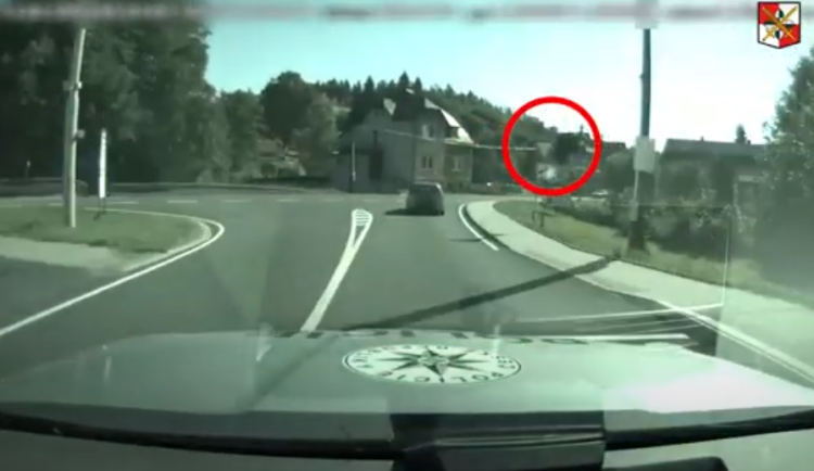 Honička jako z akčního filmu. Na Jablonecku pronásledovala policie prchajícího řidiče, skončil ve vazbě