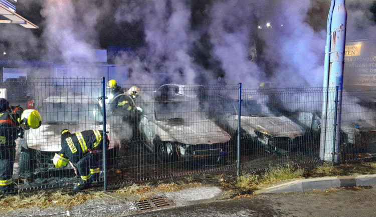 VIDEO: Šest luxusních vozů lehlo popelem, útok na autobazar má nejspíš na svědomí žhář