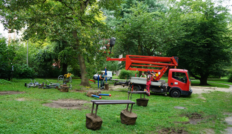 Česká Lípa obnovuje šest dětských hřišť. Hotová mají být v průběhu září