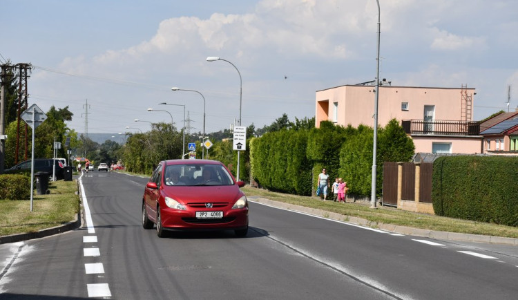 Řidičům už slouží opravený průtah Radčicemi, silnici dříve poškodila stavba nedalekého obchvatu