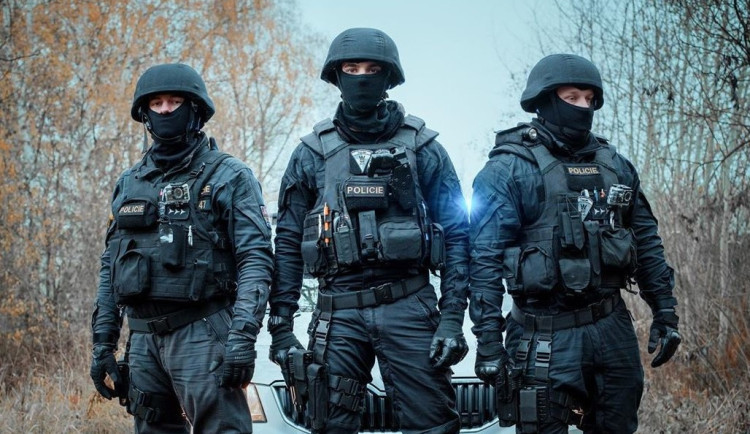 Škola je podminovaná, řekl do telefonu učitelce základní školy v Janově nad Nisou. Evakuováno bylo 200 lidí