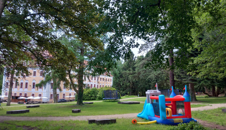 Dinopark namísto kulturní památky. Zámek v Chlumu u Třeboně se mění v zábavní park bez jakýchkoli povolení