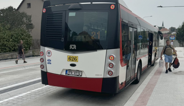 Nové chodníky i osvětlený přechod, další zastávky MHD jsou o něco bezpečnější