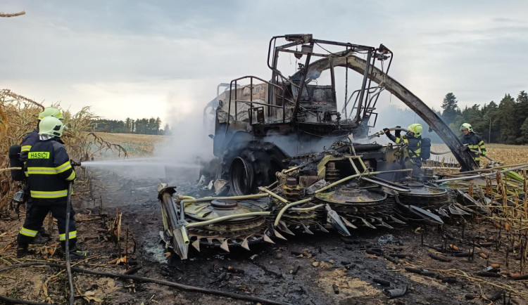 Na poli na Prostějovsku hořel kombajn na kukuřici a okolní pole. Škoda bude nejméně pět milionů