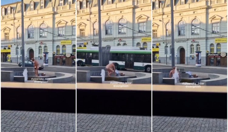 VIDEO: Pořádně nechutné představení, zcela nahý muž si v kašně na rušné třídě umýval pozadí