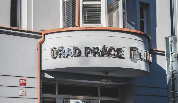 Nezaměstnanost na jihu Čech je stále kolem tří procent. Během prázdnin našlo práci přes dva tisíce lidí