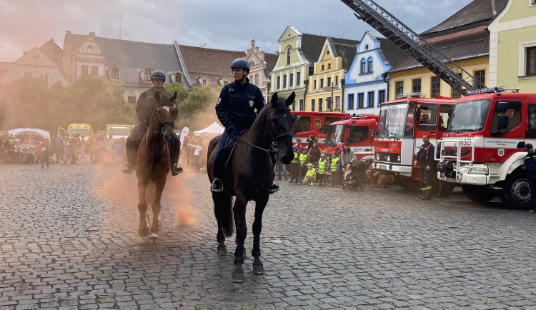 Technika, dynamické ukázky i medaile pro policisty. To vše v úterý v rámci Dne Policie ČR a složek IZS v Liberci