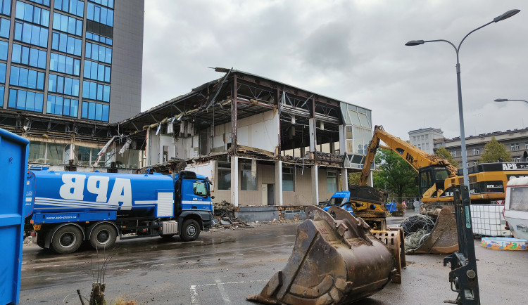 Svého času oblíbená restaurace mizí před očima, nahradí ji multifunkční komplex se zelení