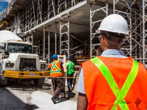 Stavebnictví v Česku: Investuje se do infrastruktury, bytová výstavba upadá