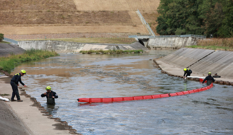 Hasiči s odborníky nacvičovali na Hracholuskách únik ropných látek