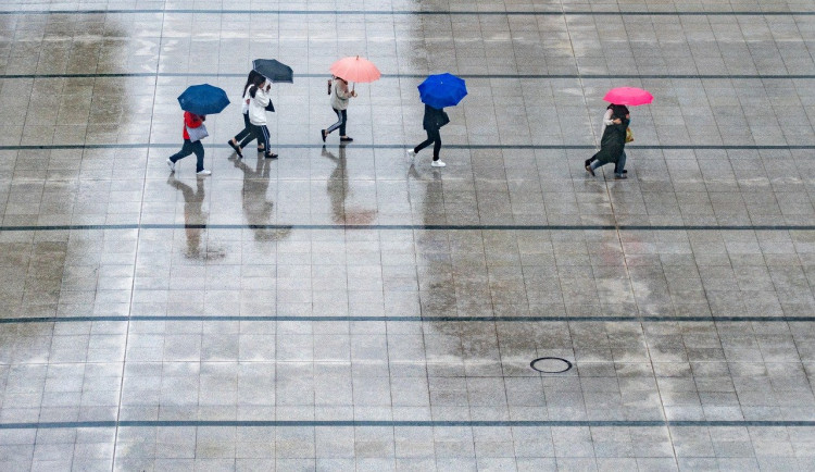 Neprojíždějte zatopené cesty, upozorňují v souvislosti s výstrahou meteorologů strážníci