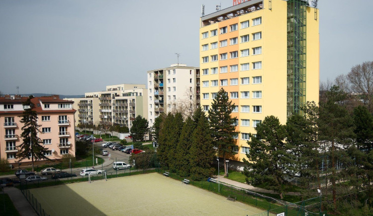 Studenti se museli evakuovat ze dvou budov kolejí v Komárově. Hrozí tam stoletá voda