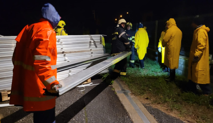 Protipovodňové stěny a pytle s pískem. Kraj se připravuje na stoletou vodu