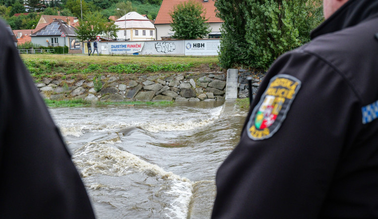 Meteorologové rozšířili varování před povodněmi na část Plzeňského kraje, strážníci páskují cestu k náplavce