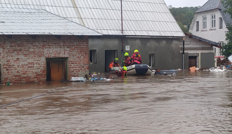 Povodně mají v kraji první oběť. V Kobylé nad Vidnavkou policie našla tělo seniorky, kterou strhl proud