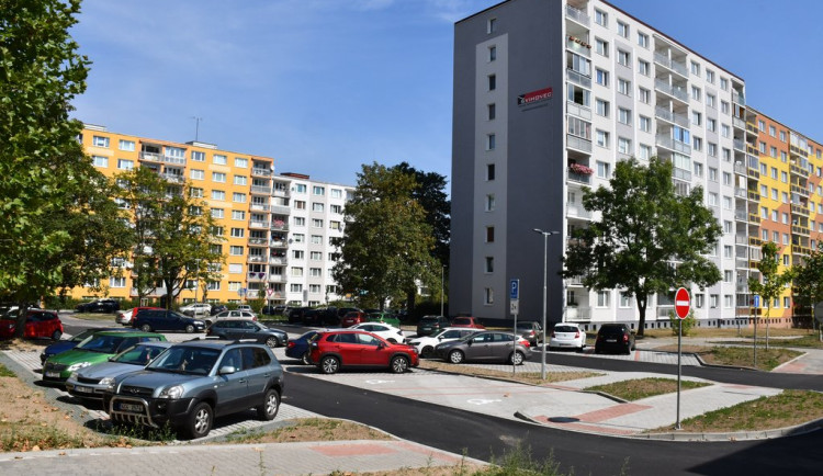Díky rekonstrukci vnitrobloků vznikla nová parkovací místa a přibyla zeleň