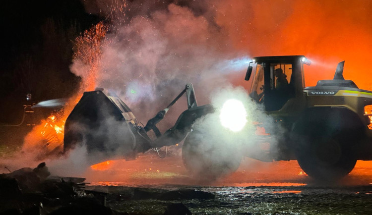 V Hanušovicích v noci hořela skládka zničených věcí ze zatopených domů. Požár už je pod kontrolou