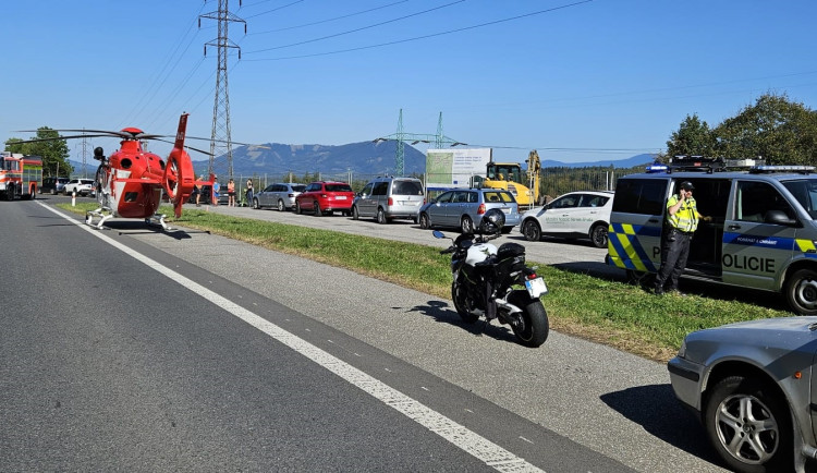 V Trojanovicích na Novojičínsku zemřel motorkář. Ani přes zásah zdravotníků nepřežil srážku s autem