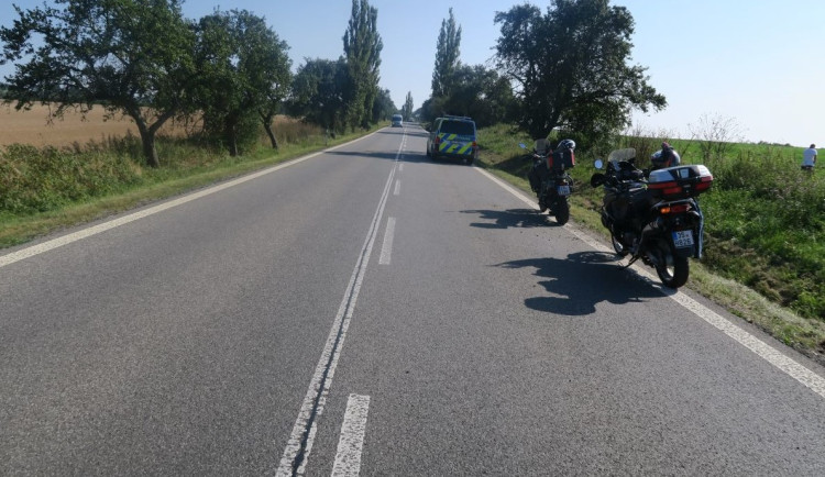 Mezi Jestřebím a Dubou havaroval motorkář. Policisté v souvislosti s nehodou hledají řidiče modrého BMW
