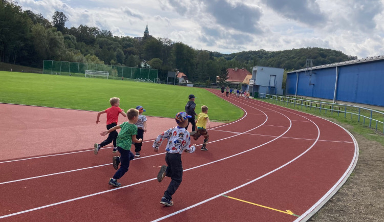 Atletický ovál ve Frýdlantu se proměnil. Škváru nahradil tartan, vzniklo i multifunkční hřiště