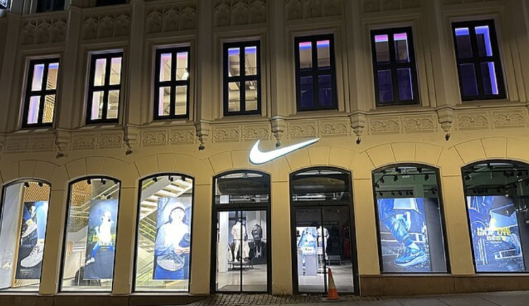 Nike na prahu změn: Nový CEO, snížené prognózy a tvrdá konkurence