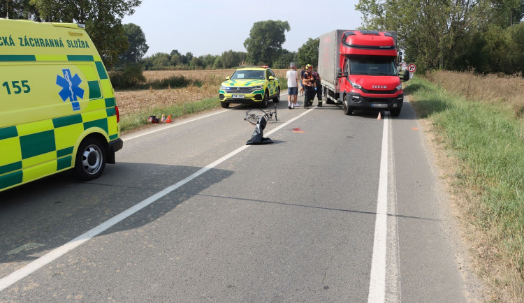 Tragická nehoda cyklisty u Olomouce, senior bez přilby zemřel po srážce s autem. Policie hledá svědky