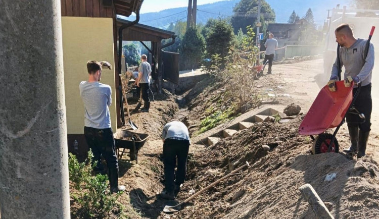 Vězni pomáhají s odstraňováním škod po záplavách. Na Jesenicku se jich zapojilo již sedm stovek