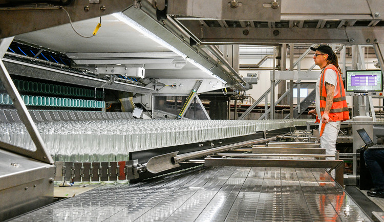 Novou automatizovanou stáčecí linku na skleněné obaly za 700 milionů korun zprovoznil pivovar Plzeňský Prazdroj