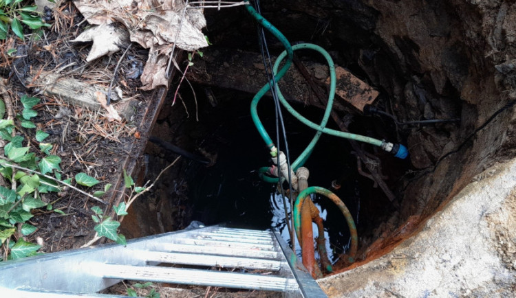 Ve studni byla mrtvola muže, policie nezjistila cizí zavinění