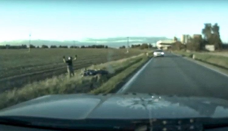 VIDEO: Zloděj aut a motorek hrozil bombou v budově soudu, aby se vyhnul zadržení. Havaroval na motorce při honičce s policií